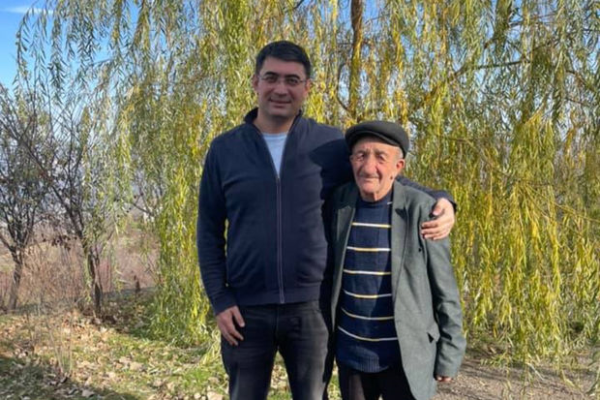 Vətən müharibəsində pensiyasını orduya bağışlayan Hikmət baba Şuşaya gedib